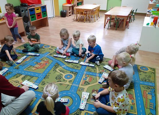 Rytmika w młodszej grupie - granie na dzwonkach