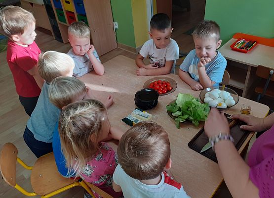 Młodsza grupa - regaty na liściach sałaty