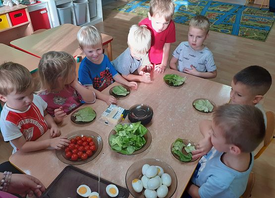 Młodsza grupa - regaty na liściach sałaty