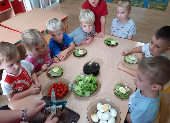 Młodsza grupa - regaty na liściach sałaty