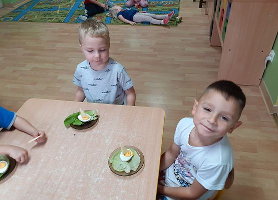 Młodsza grupa - regaty na liściach sałaty