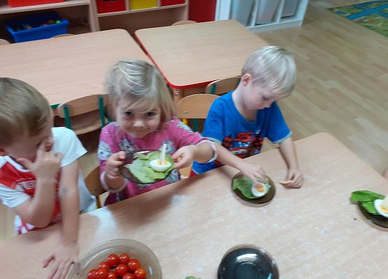 Młodsza grupa - regaty na liściach sałaty