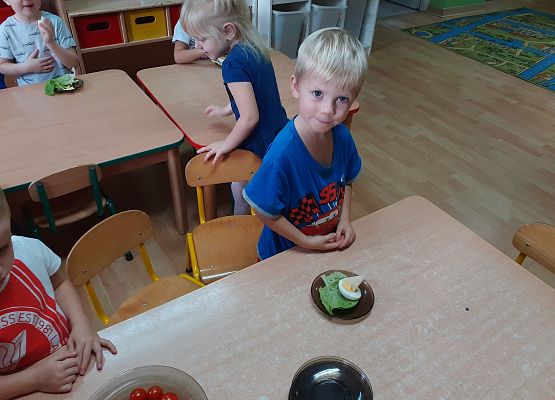 Młodsza grupa - regaty na liściach sałaty