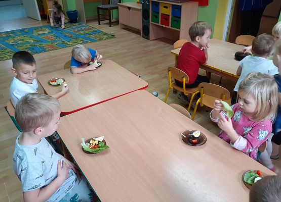 Młodsza grupa - regaty na liściach sałaty