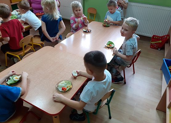 Młodsza grupa - regaty na liściach sałaty