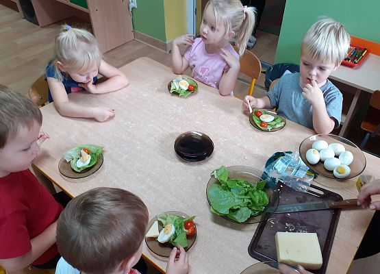 Młodsza grupa - regaty na liściach sałaty