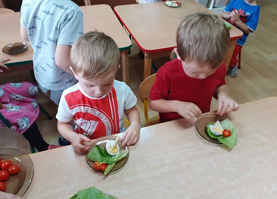 Młodsza grupa - regaty na liściach sałaty