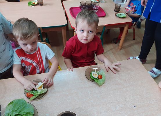 Młodsza grupa - regaty na liściach sałaty