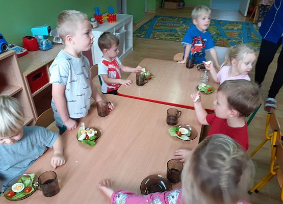 Młodsza grupa - regaty na liściach sałaty