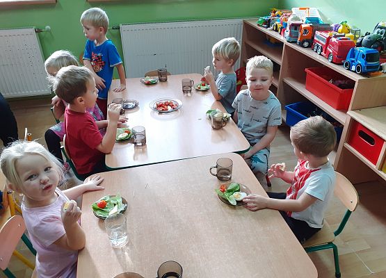 Młodsza grupa - regaty na liściach sałaty