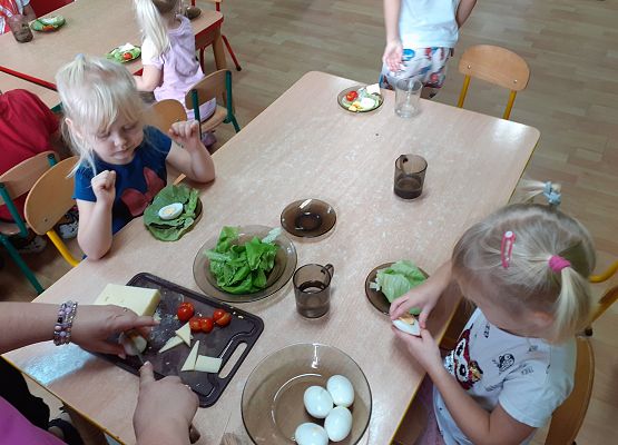 Młodsza grupa - regaty na liściach sałaty