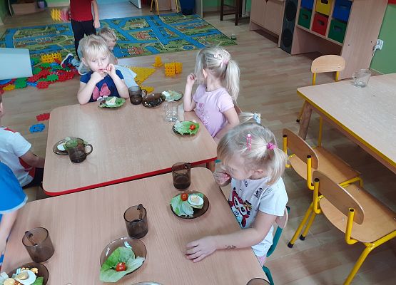 Młodsza grupa - regaty na liściach sałaty