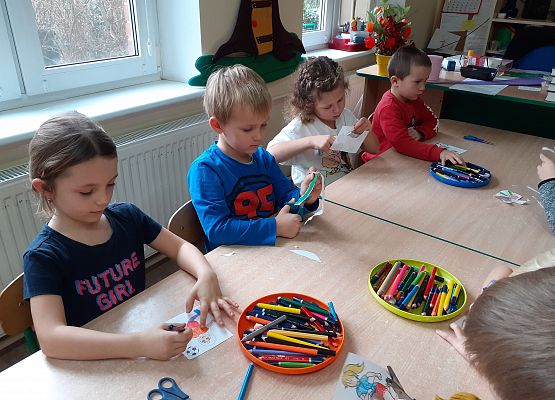 Grafika 3: PRACUSIE W AKCJI