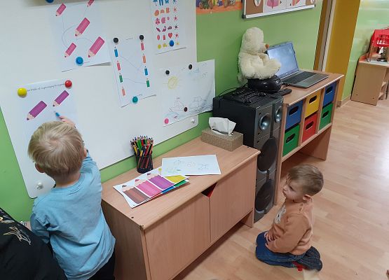 Dzień Kredki w młodszej grupy
