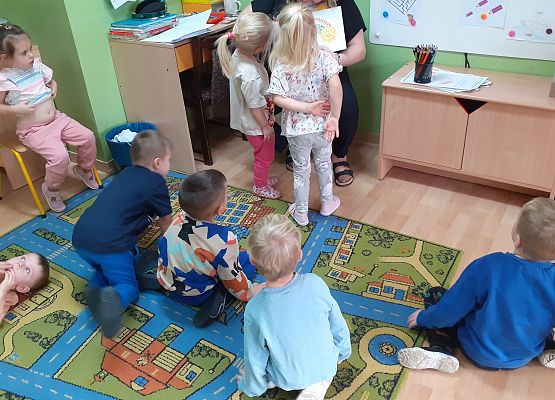 Dzień Kredki w młodszej grupy