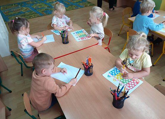 Dzień Kredki w młodszej grupy