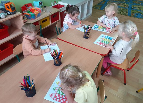 Dzień Kredki w młodszej grupy