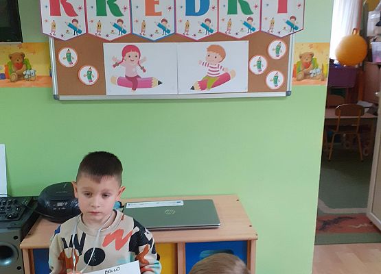 Dzień Kredki w młodszej grupy