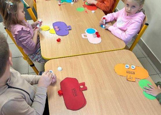 Grafika 10: URZĄDZENIA ELEKTRYCZNE DAWNIEJ I DZIŚ