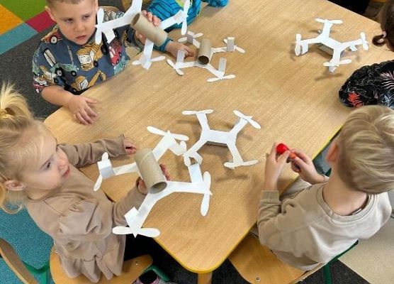 Grafika 15: URZĄDZENIA ELEKTRYCZNE DAWNIEJ I DZIŚ