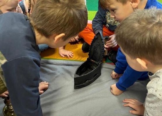 Grafika 1: URZĄDZENIA ELEKTRYCZNE DAWNIEJ I DZIŚ