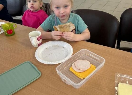 Grafika 23: URZĄDZENIA ELEKTRYCZNE DAWNIEJ I DZIŚ