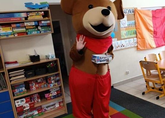 Grafika 2: DZIEŃ MISIA W PRZEDSZKOLU W JANOWICACH