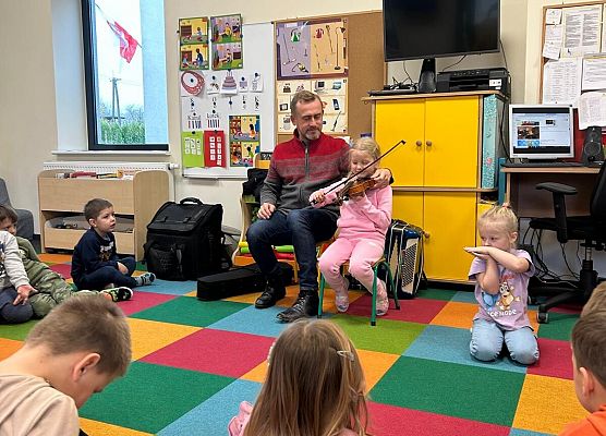 Grafika 13: ZAJĘCIA Z RYTMIKI