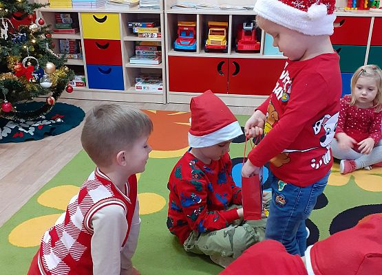 Grafika 46: SO ZA RADOŚĆ - TAKI GOŚĆ, GŁOŚNO WOŁA: ,,HO, HO, HO!"