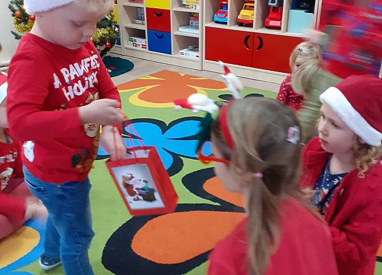 Grafika 47: SO ZA RADOŚĆ - TAKI GOŚĆ, GŁOŚNO WOŁA: ,,HO, HO, HO!"