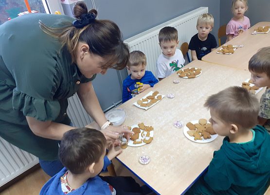 Grafika 8: Wspólnie dekorujemy pierniczki