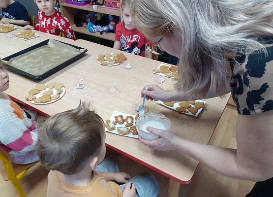 Grafika 9: Wspólnie dekorujemy pierniczki