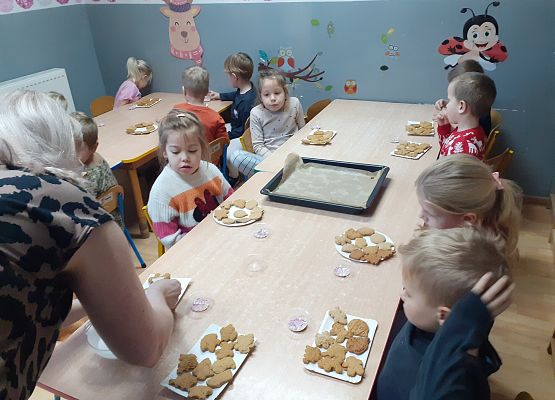 Grafika 10: Wspólnie dekorujemy pierniczki