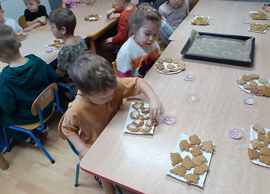 Grafika 12: Wspólnie dekorujemy pierniczki