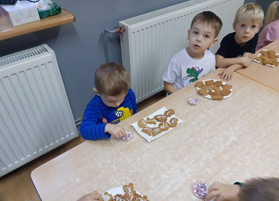 Grafika 13: Wspólnie dekorujemy pierniczki