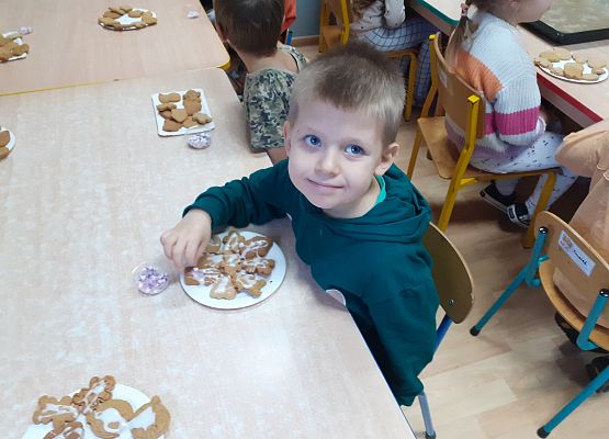 Grafika 14: Wspólnie dekorujemy pierniczki