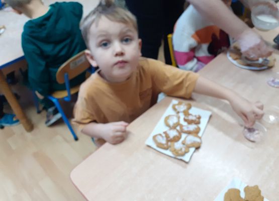 Grafika 17: Wspólnie dekorujemy pierniczki