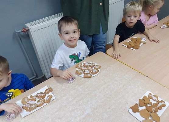 Grafika 18: Wspólnie dekorujemy pierniczki