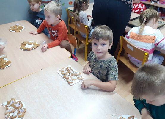 Grafika 19: Wspólnie dekorujemy pierniczki