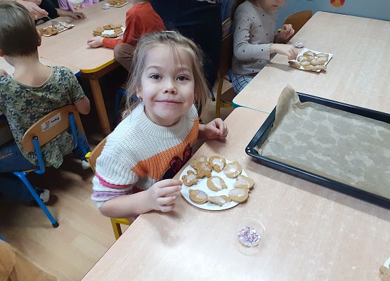 Grafika 20: Wspólnie dekorujemy pierniczki