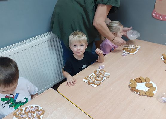 Grafika 21: Wspólnie dekorujemy pierniczki
