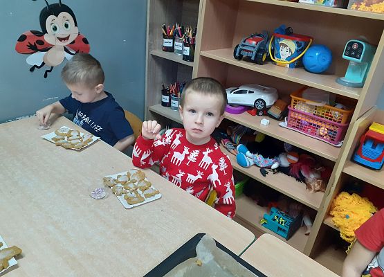 Grafika 22: Wspólnie dekorujemy pierniczki