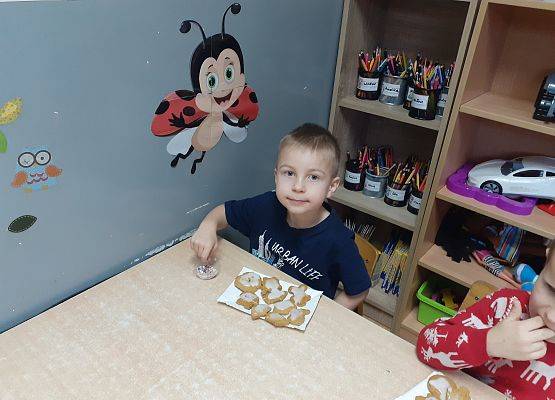 Grafika 23: Wspólnie dekorujemy pierniczki