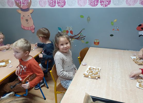 Grafika 24: Wspólnie dekorujemy pierniczki
