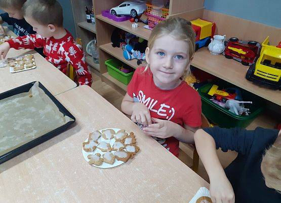 Grafika 25: Wspólnie dekorujemy pierniczki