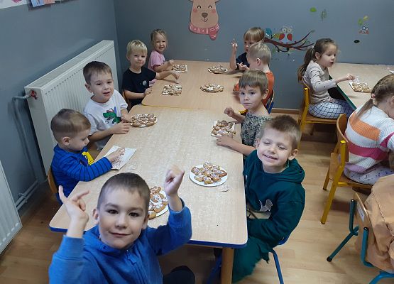 Grafika 27: Wspólnie dekorujemy pierniczki