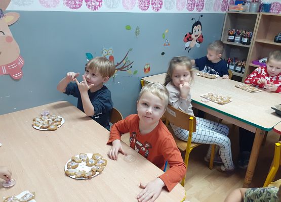 Grafika 30: Wspólnie dekorujemy pierniczki