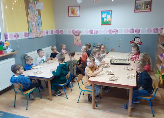 Grafika 4: Wspólnie dekorujemy pierniczki