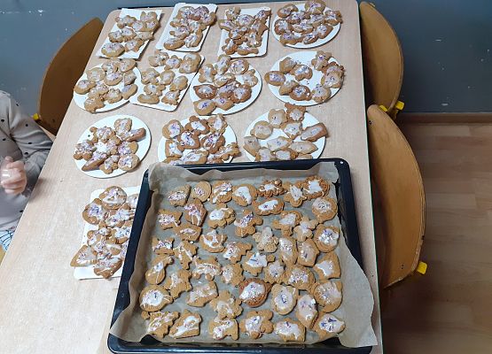 Grafika 1: Wspólnie dekorujemy pierniczki