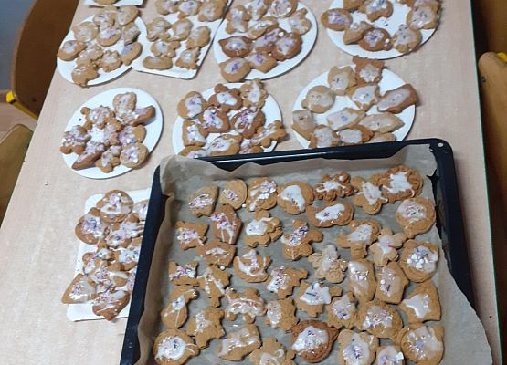 Grafika 2: Wspólnie dekorujemy pierniczki